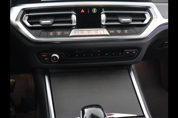 BMW 3 Serie 318i Luxury Line | Sportstoelen | Leder | Carplay | Live Cockpit | Sfeerverlichting | Trekhaak | Parkeerhulp | Climate control | Full LED | Cruise control | Bluetooth