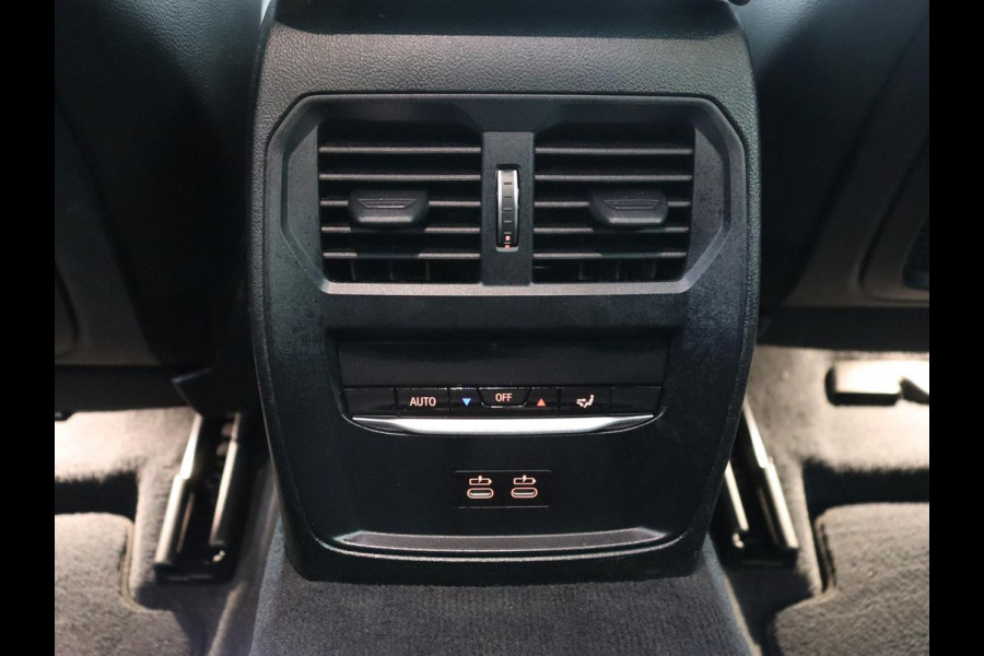 BMW 3 Serie 318i Luxury Line | Sportstoelen | Leder | Carplay | Live Cockpit | Sfeerverlichting | Trekhaak | Parkeerhulp | Climate control | Full LED | Cruise control | Bluetooth