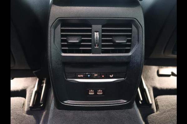 BMW 3 Serie 318i Luxury Line | Sportstoelen | Leder | Carplay | Live Cockpit | Sfeerverlichting | Trekhaak | Parkeerhulp | Climate control | Full LED | Cruise control | Bluetooth