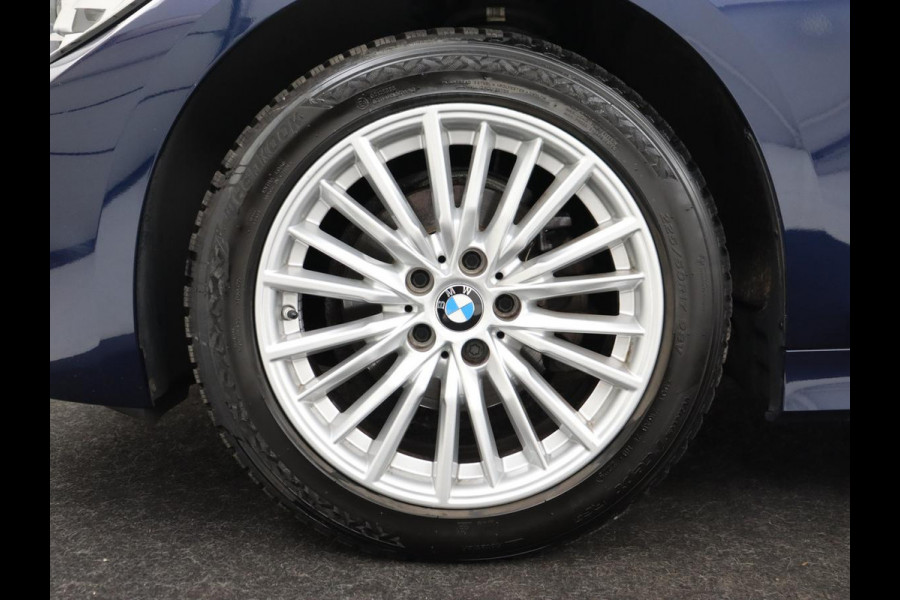 BMW 3 Serie 318i Luxury Line | Sportstoelen | Leder | Carplay | Live Cockpit | Sfeerverlichting | Trekhaak | Parkeerhulp | Climate control | Full LED | Cruise control | Bluetooth