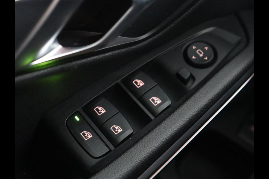 BMW 3 Serie 318i Luxury Line | Sportstoelen | Leder | Carplay | Live Cockpit | Sfeerverlichting | Trekhaak | Parkeerhulp | Climate control | Full LED | Cruise control | Bluetooth