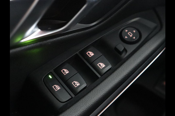 BMW 3 Serie 318i Luxury Line | Sportstoelen | Leder | Carplay | Live Cockpit | Sfeerverlichting | Trekhaak | Parkeerhulp | Climate control | Full LED | Cruise control | Bluetooth