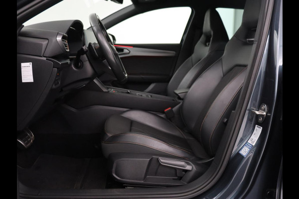 CUPRA Leon 1.4 e-Hybrid VZ Business | 245pk | SOH 92% | Trekhaak | Carplay | Adaptive cruise | Sportstoelen | Navigatie | Stuurverwarming | Parkeerhulp | Full LED | Sfeerverlichting | Keyless | PHEV | Plug In