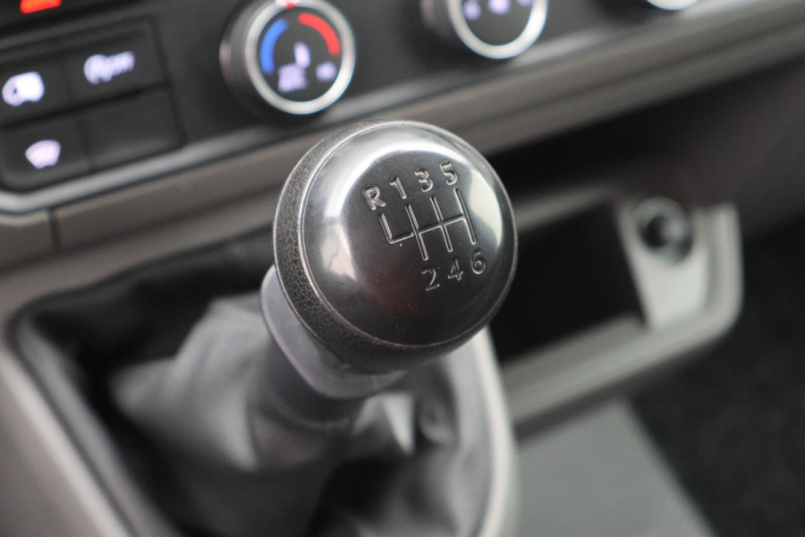 Volkswagen Crafter 35 2.0 TDI L3H3 Highline 3-Zits, Airco, Camera, Cruise, Apple Carplay, Verwarmde Voorruit, Trekhaak