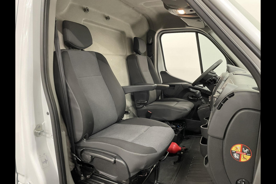 Renault Master T35 2.3 dCi L2H2 130PK Airco Cruise Control Navigatie Parkeersensoren 2-zits