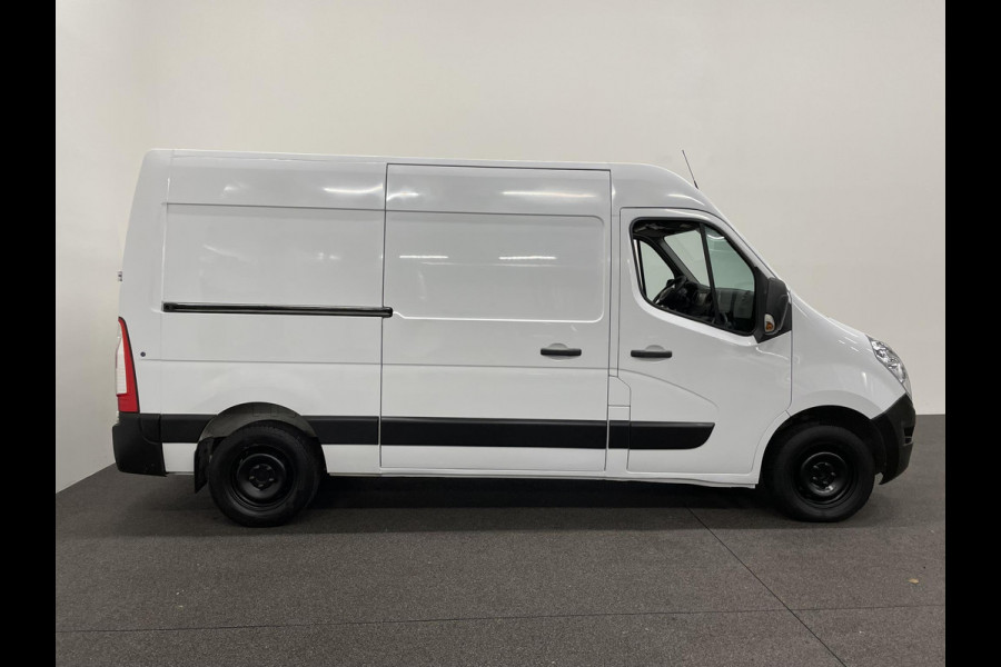 Renault Master T35 2.3 dCi L2H2 130PK Airco Cruise Control Navigatie Parkeersensoren 2-zits