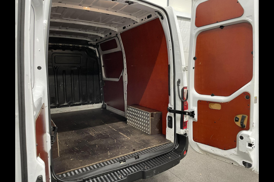 Renault Master T35 2.3 dCi L2H2 130PK Airco Cruise Control Navigatie Parkeersensoren 2-zits