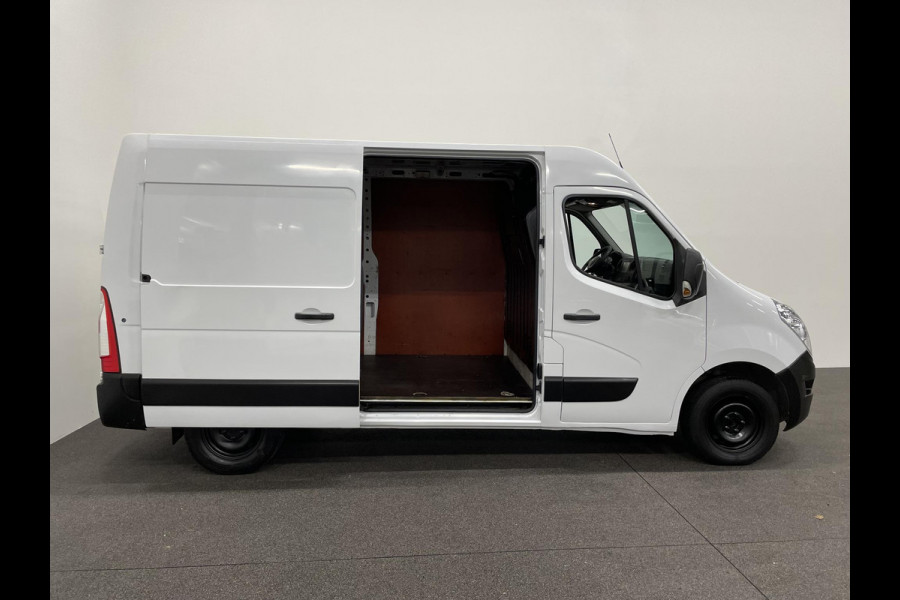 Renault Master T35 2.3 dCi L2H2 130PK Airco Cruise Control Navigatie Parkeersensoren 2-zits