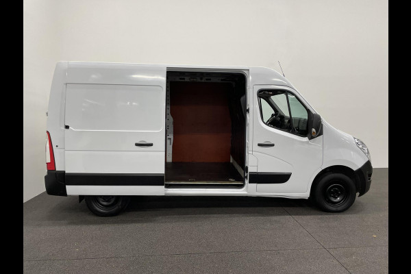 Renault Master T35 2.3 dCi L2H2 130PK Airco Cruise Control Navigatie Parkeersensoren 2-zits