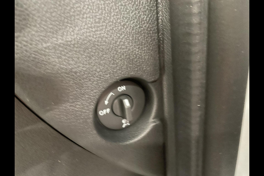 Renault Master T35 2.3 dCi L2H2 130PK Airco Cruise Control Navigatie Parkeersensoren 2-zits