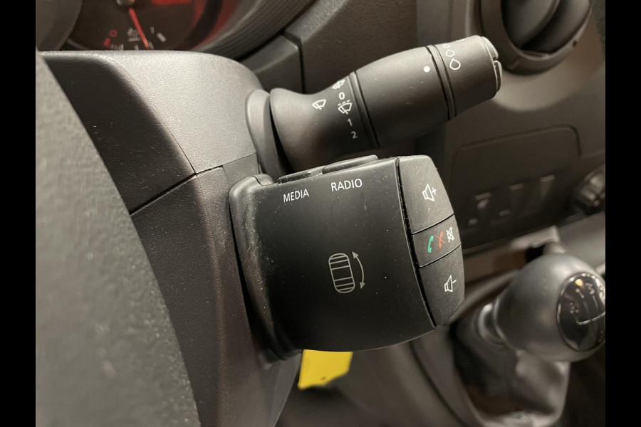 Renault Master T35 2.3 dCi L2H2 130PK Airco Cruise Control Navigatie Parkeersensoren 2-zits