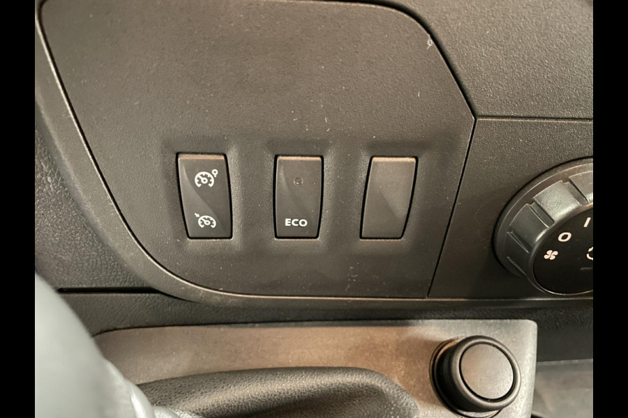 Renault Master T35 2.3 dCi L2H2 130PK Airco Cruise Control Navigatie Parkeersensoren 2-zits