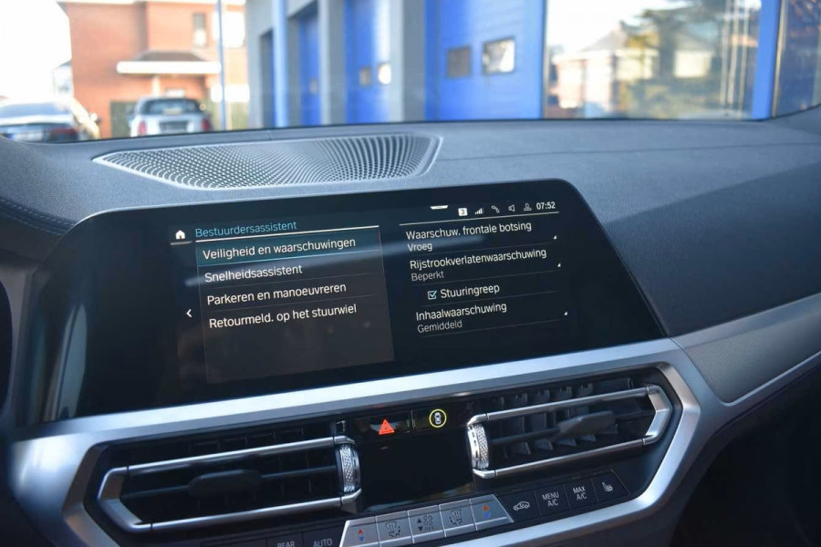 BMW 3-serie 330e xDrive LUXURY ** LED, TARTUFO LEDER, TREKH, HuD, SCHUIF/KANTEL, HuD, MEM, 18-inch ** 1e EIG - UNFALLFREI ** ** INFORMEER OOK NAAR ONZE AANTREKKELIJKE FINANCIAL-LEASE TARIEVEN **
