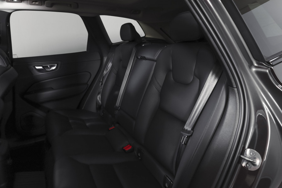 Volvo XC60 2.0 T8 Plug-in hybrid AWD Plus Dark | S/K-Panodak | Elek. Trekhaak | Harman/Kardon | Dig. Cockpit  | Wi| Adapt. Cruisenterpakket | 360 Camera | NAV + App. Connect | ECC | Elek. Klep | LM 21" | 1708