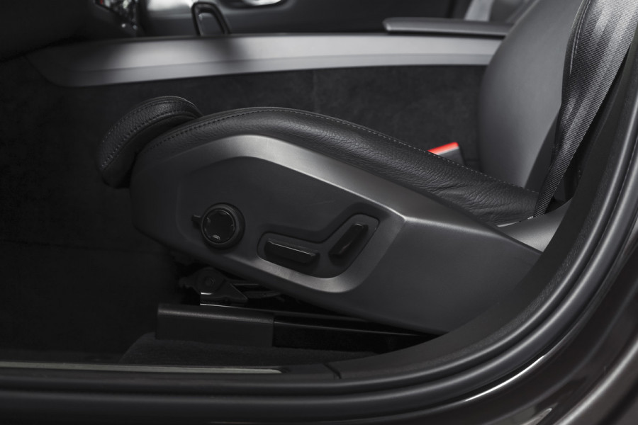 Volvo XC60 2.0 T8 Plug-in hybrid AWD Plus Dark | S/K-Panodak | Elek. Trekhaak | Harman/Kardon | Dig. Cockpit  | Wi| Adapt. Cruisenterpakket | 360 Camera | NAV + App. Connect | ECC | Elek. Klep | LM 21" | 1708