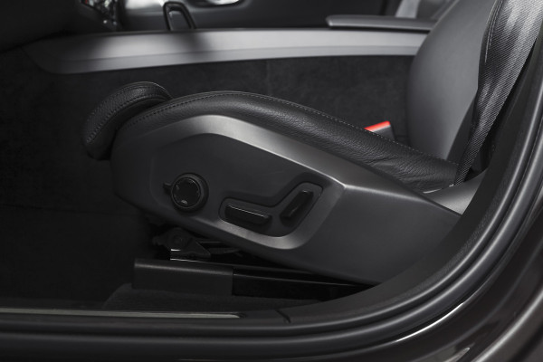 Volvo XC60 2.0 T8 Plug-in hybrid AWD Plus Dark | S/K-Panodak | Elek. Trekhaak | Harman/Kardon | Dig. Cockpit  | Wi| Adapt. Cruisenterpakket | 360 Camera | NAV + App. Connect | ECC | Elek. Klep | LM 21" | 1708