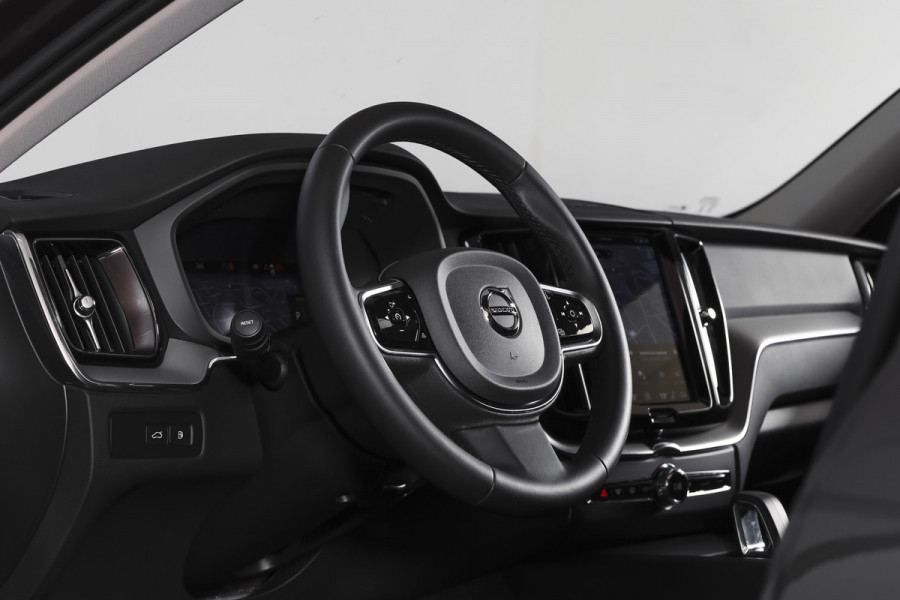 Volvo XC60 2.0 T8 Plug-in hybrid AWD Plus Dark | S/K-Panodak | Elek. Trekhaak | Harman/Kardon | Dig. Cockpit  | Wi| Adapt. Cruisenterpakket | 360 Camera | NAV + App. Connect | ECC | Elek. Klep | LM 21" | 1708