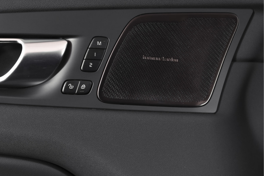 Volvo XC60 2.0 T8 Plug-in hybrid AWD Plus Dark | S/K-Panodak | Elek. Trekhaak | Harman/Kardon | Dig. Cockpit  | Wi| Adapt. Cruisenterpakket | 360 Camera | NAV + App. Connect | ECC | Elek. Klep | LM 21" | 1708