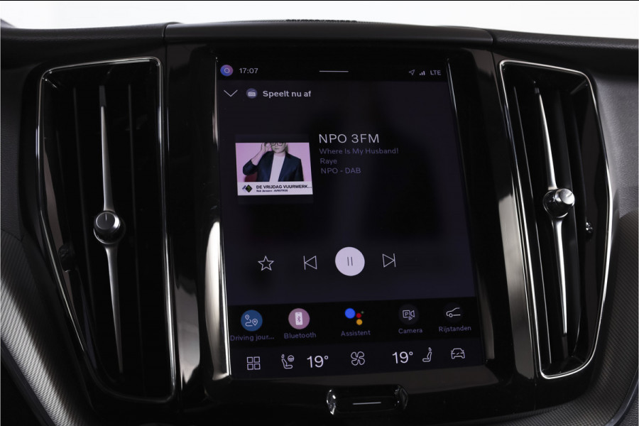 Volvo XC60 2.0 T8 Plug-in hybrid AWD Plus Dark | S/K-Panodak | Elek. Trekhaak | Harman/Kardon | Dig. Cockpit  | Wi| Adapt. Cruisenterpakket | 360 Camera | NAV + App. Connect | ECC | Elek. Klep | LM 21" | 1708