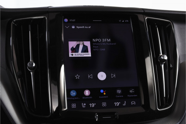 Volvo XC60 2.0 T8 Plug-in hybrid AWD Plus Dark | S/K-Panodak | Elek. Trekhaak | Harman/Kardon | Dig. Cockpit  | Wi| Adapt. Cruisenterpakket | 360 Camera | NAV + App. Connect | ECC | Elek. Klep | LM 21" | 1708