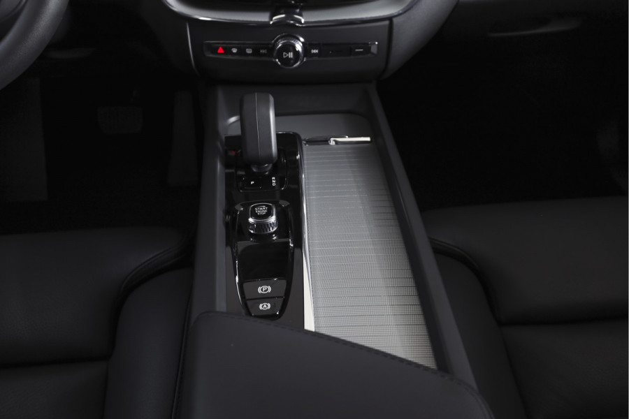 Volvo XC60 2.0 T8 Plug-in hybrid AWD Plus Dark | S/K-Panodak | Elek. Trekhaak | Harman/Kardon | Dig. Cockpit  | Wi| Adapt. Cruisenterpakket | 360 Camera | NAV + App. Connect | ECC | Elek. Klep | LM 21" | 1708