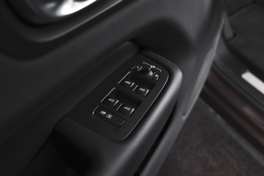 Volvo XC60 2.0 T8 Plug-in hybrid AWD Plus Dark | S/K-Panodak | Elek. Trekhaak | Harman/Kardon | Dig. Cockpit  | Wi| Adapt. Cruisenterpakket | 360 Camera | NAV + App. Connect | ECC | Elek. Klep | LM 21" | 1708