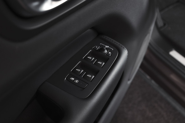 Volvo XC60 2.0 T8 Plug-in hybrid AWD Plus Dark | S/K-Panodak | Elek. Trekhaak | Harman/Kardon | Dig. Cockpit  | Wi| Adapt. Cruisenterpakket | 360 Camera | NAV + App. Connect | ECC | Elek. Klep | LM 21" | 1708