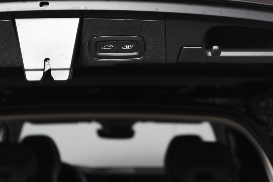 Volvo XC60 2.0 T8 Plug-in hybrid AWD Plus Dark | S/K-Panodak | Elek. Trekhaak | Harman/Kardon | Dig. Cockpit  | Wi| Adapt. Cruisenterpakket | 360 Camera | NAV + App. Connect | ECC | Elek. Klep | LM 21" | 1708