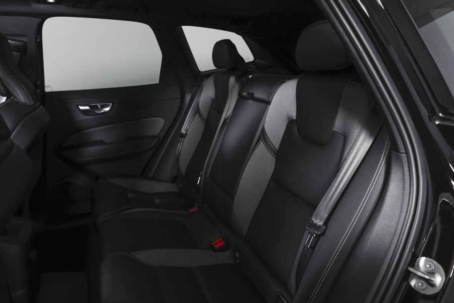 Volvo XC60 2.0 T8 Plug-in hybrid AWD Plus Black Edition | S/K-Panodak | Elek. Trekhaak | Harman/Kardon | Dig. Cockpit | Adapt. Cruise | Winterpakket | 360 Camera | NAV + App. Connect | ECC | Elek. Klep | LM 21" | 1608