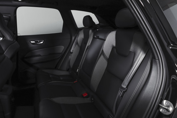 Volvo XC60 2.0 T8 Plug-in hybrid AWD Plus Black Edition | S/K-Panodak | Elek. Trekhaak | Harman/Kardon | Dig. Cockpit | Adapt. Cruise | Winterpakket | 360 Camera | NAV + App. Connect | ECC | Elek. Klep | LM 21" | 1608