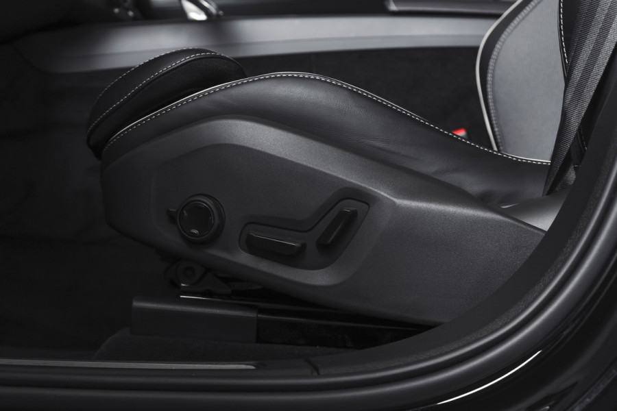 Volvo XC60 2.0 T8 Plug-in hybrid AWD Plus Black Edition | S/K-Panodak | Elek. Trekhaak | Harman/Kardon | Dig. Cockpit | Adapt. Cruise | Winterpakket | 360 Camera | NAV + App. Connect | ECC | Elek. Klep | LM 21" | 1608