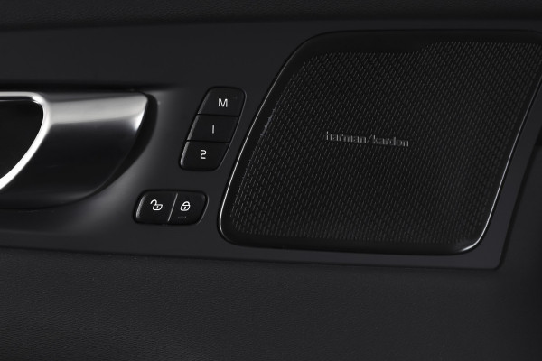 Volvo XC60 2.0 T8 Plug-in hybrid AWD Plus Black Edition | S/K-Panodak | Elek. Trekhaak | Harman/Kardon | Dig. Cockpit | Adapt. Cruise | Winterpakket | 360 Camera | NAV + App. Connect | ECC | Elek. Klep | LM 21" | 1608