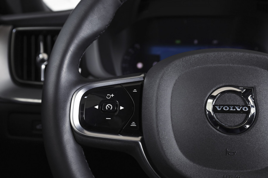 Volvo XC60 2.0 T8 Plug-in hybrid AWD Plus Black Edition | S/K-Panodak | Elek. Trekhaak | Harman/Kardon | Dig. Cockpit | Adapt. Cruise | Winterpakket | 360 Camera | NAV + App. Connect | ECC | Elek. Klep | LM 21" | 1608