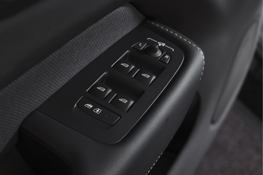 Volvo XC60 2.0 T8 Plug-in hybrid AWD Plus Black Edition | S/K-Panodak | Elek. Trekhaak | Harman/Kardon | Dig. Cockpit | Adapt. Cruise | Winterpakket | 360 Camera | NAV + App. Connect | ECC | Elek. Klep | LM 21" | 1608