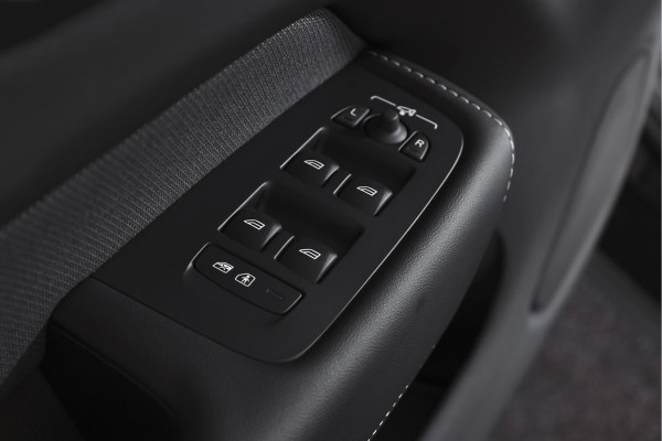 Volvo XC60 2.0 T8 Plug-in hybrid AWD Plus Black Edition | S/K-Panodak | Elek. Trekhaak | Harman/Kardon | Dig. Cockpit | Adapt. Cruise | Winterpakket | 360 Camera | NAV + App. Connect | ECC | Elek. Klep | LM 21" | 1608