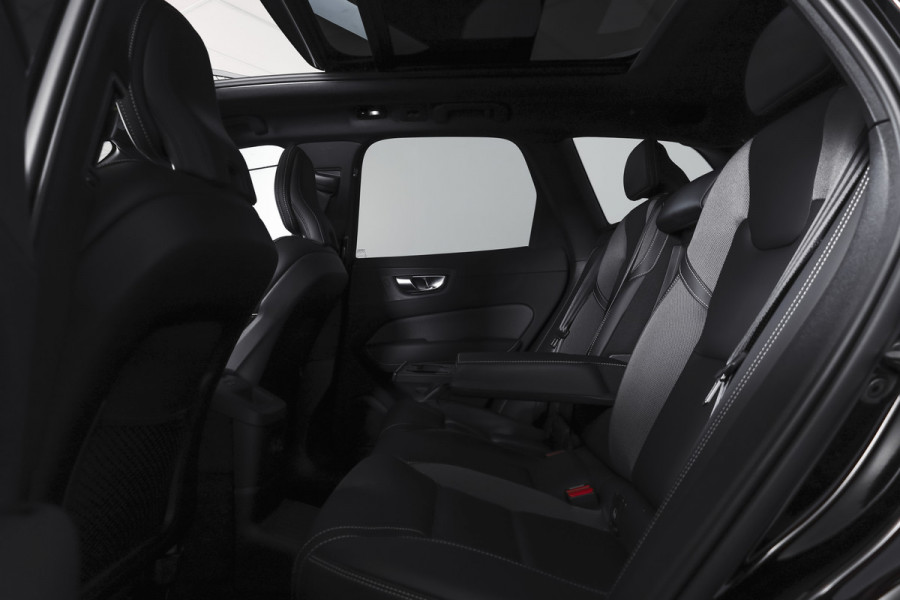 Volvo XC60 2.0 T8 Plug-in hybrid AWD Plus Black Edition | S/K-Panodak | Elek. Trekhaak | Harman/Kardon | Dig. Cockpit | Adapt. Cruise | Winterpakket | 360 Camera | NAV + App. Connect | ECC | Elek. Klep | LM 21" | 1608