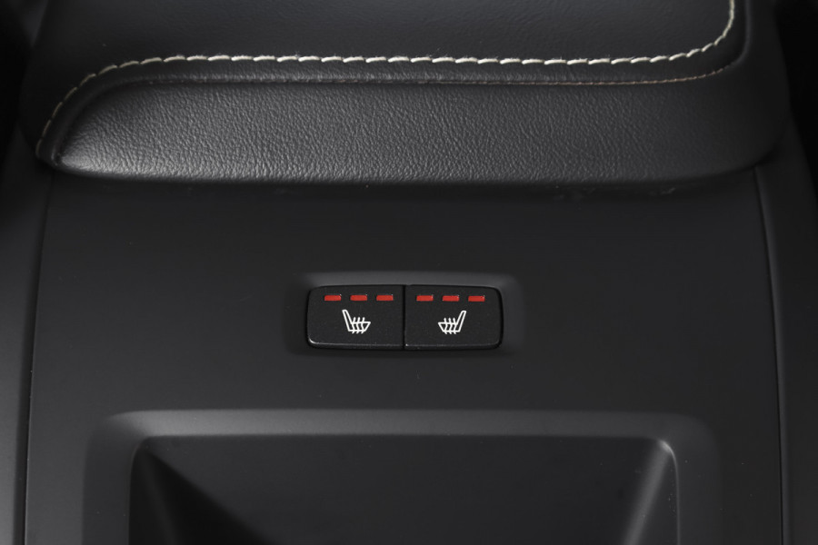 Volvo XC60 2.0 T8 Plug-in hybrid AWD Plus Black Edition | S/K-Panodak | Elek. Trekhaak | Harman/Kardon | Dig. Cockpit | Adapt. Cruise | Winterpakket | 360 Camera | NAV + App. Connect | ECC | Elek. Klep | LM 21" | 1608