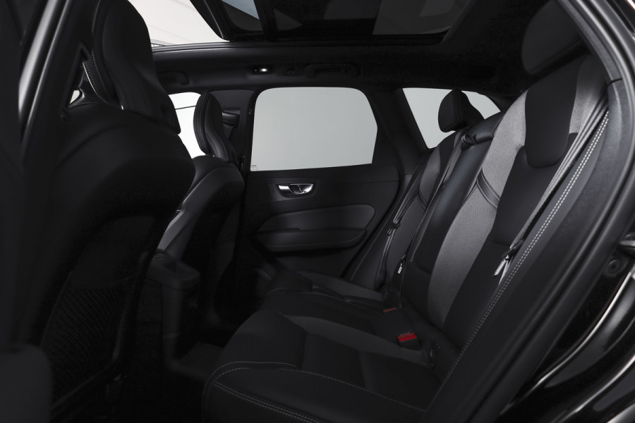 Volvo XC60 2.0 T8 Plug-in hybrid AWD Plus Black Edition | S/K-Panodak | Elek. Trekhaak | Harman/Kardon | Dig. Cockpit | Adapt. Cruise | Winterpakket | 360 Camera | NAV + App. Connect | ECC | Elek. Klep | LM 21" | 1608