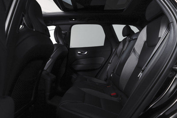 Volvo XC60 2.0 T8 Plug-in hybrid AWD Plus Black Edition | S/K-Panodak | Elek. Trekhaak | Harman/Kardon | Dig. Cockpit | Adapt. Cruise | Winterpakket | 360 Camera | NAV + App. Connect | ECC | Elek. Klep | LM 21" | 1608