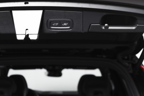 Volvo XC60 2.0 T8 Plug-in hybrid AWD Plus Black Edition | S/K-Panodak | Elek. Trekhaak | Harman/Kardon | Dig. Cockpit | Adapt. Cruise | Winterpakket | 360 Camera | NAV + App. Connect | ECC | Elek. Klep | LM 21" | 1608