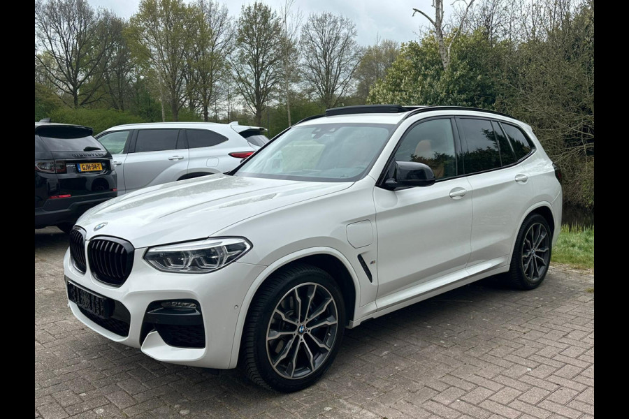 BMW X3 xDrive30e M Sport | Panoramadak | Vol leder | M-pakket | All-Season | Sportstoelen | Stoelverwarming | Camera | Head Up Display |