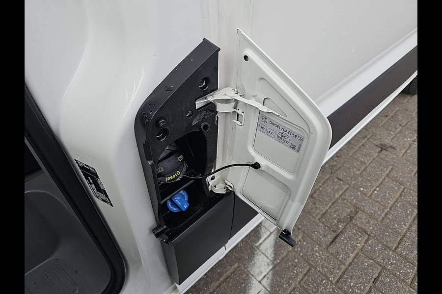 Volkswagen Crafter 35 L3H3 140Pk Automaat Trekhaak Camera CarPlay Euro6!