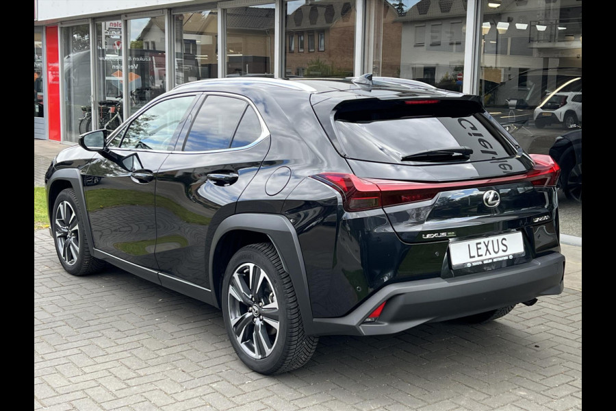 Lexus UX 250h Preference Line | Nieuwe multimedia, 18 inch, Dodehoekherkenning, Stoel + Stuurverwarming, Parkeersensoren
