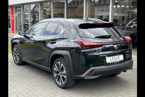 Lexus UX 250h Preference Line | Nieuwe multimedia, 18 inch, Dodehoekherkenning, Stoel + Stuurverwarming, Parkeersensoren