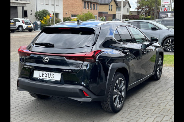 Lexus UX 250h Preference Line | Nieuwe multimedia, 18 inch, Dodehoekherkenning, Stoel + Stuurverwarming, Parkeersensoren