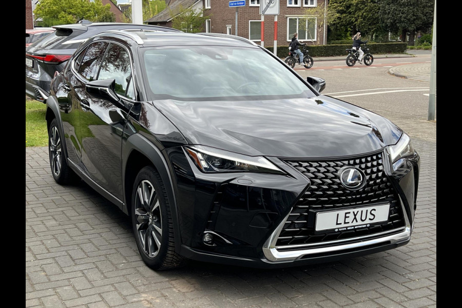 Lexus UX 250h Preference Line | Nieuwe multimedia, 18 inch, Dodehoekherkenning, Stoel + Stuurverwarming, Parkeersensoren