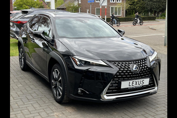 Lexus UX 250h Preference Line | Nieuwe multimedia, 18 inch, Dodehoekherkenning, Stoel + Stuurverwarming, Parkeersensoren