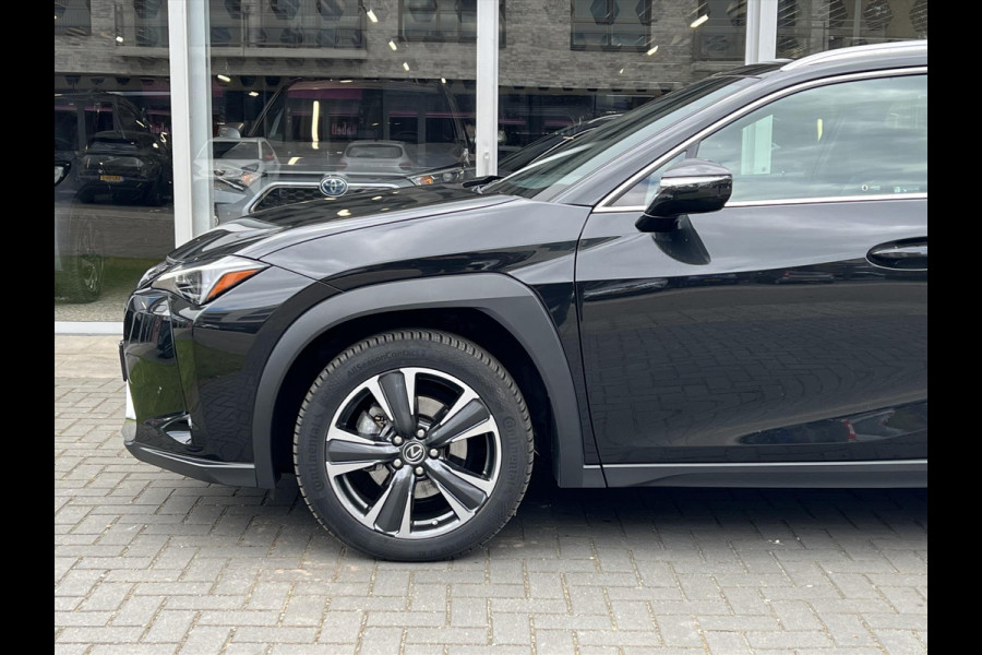 Lexus UX 250h Preference Line | Nieuwe multimedia, 18 inch, Dodehoekherkenning, Stoel + Stuurverwarming, Parkeersensoren