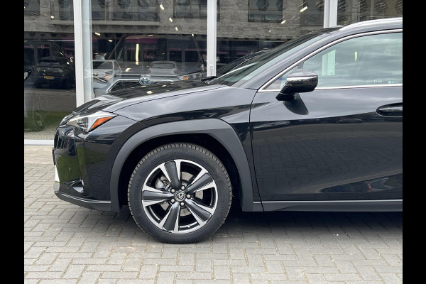 Lexus UX 250h Preference Line | Nieuwe multimedia, 18 inch, Dodehoekherkenning, Stoel + Stuurverwarming, Parkeersensoren