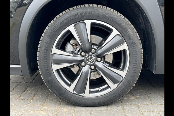 Lexus UX 250h Preference Line | Nieuwe multimedia, 18 inch, Dodehoekherkenning, Stoel + Stuurverwarming, Parkeersensoren